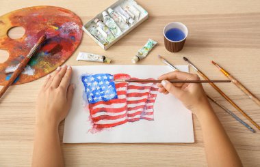 Amerikan ulusal bayrak kağıt üzerine resim kadın