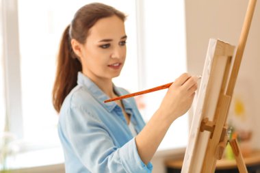 Atölyede resim yapan kadın sanatçı