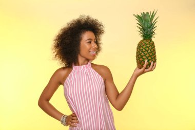 Renkli ananaslı güzel Afro-Amerikalı kadın.