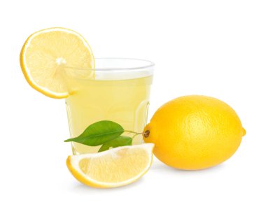 Bardak beyaz zemin üzerine taze meyve ile lezzetli limonata