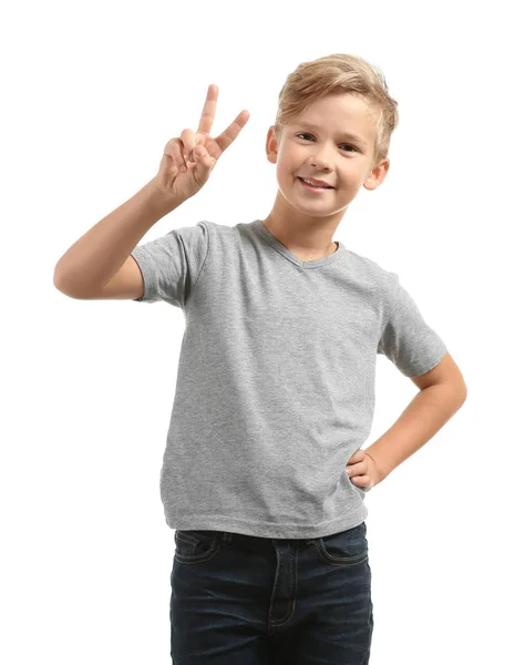 Roztomilý Chlapec Tričko Zobrazeno Vítězství Gesto Bílém Pozadí — Stock fotografie