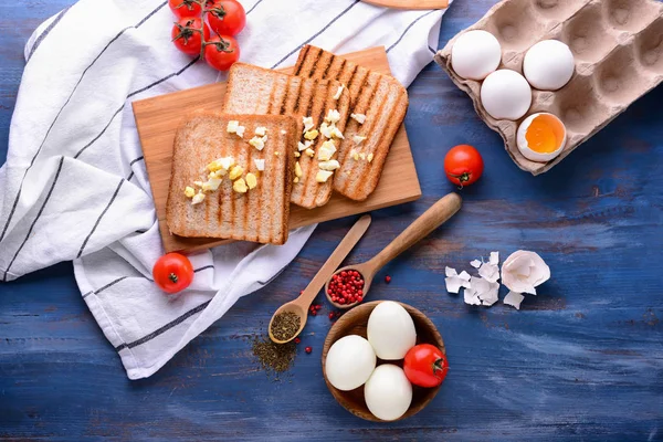 Tallrik Med Välsmakande Kokt Ägg Och Rostat Bröd Med Kryddor — Stockfoto