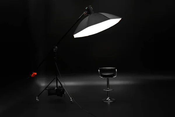 Apparecchiatura Illuminazione Professionale Con Sedia Sfondo Scuro — Foto Stock