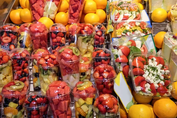 Нарізати Свіжі Фрукти Овочі Пластикових Упаковках Магазині — стокове фото
