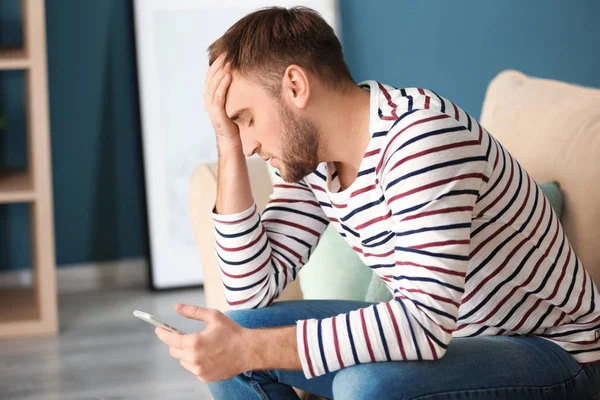 Ensam Deprimerad Man Med Mobiltelefonen Hemma — Stockfoto