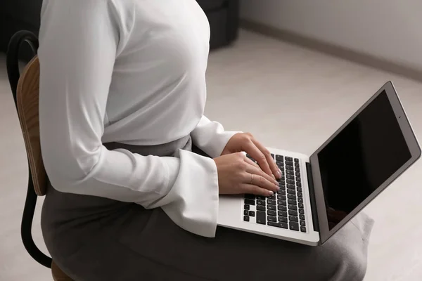 Businesswoman Using Laptop Office — Stock Photo, Image