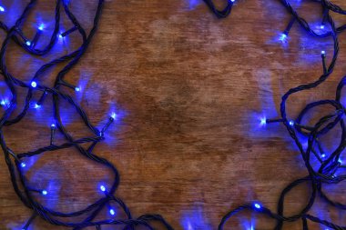 Tablo üzerinde parlayan Noel ışıkları