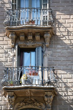 Çok öykülü eski şehirde bina