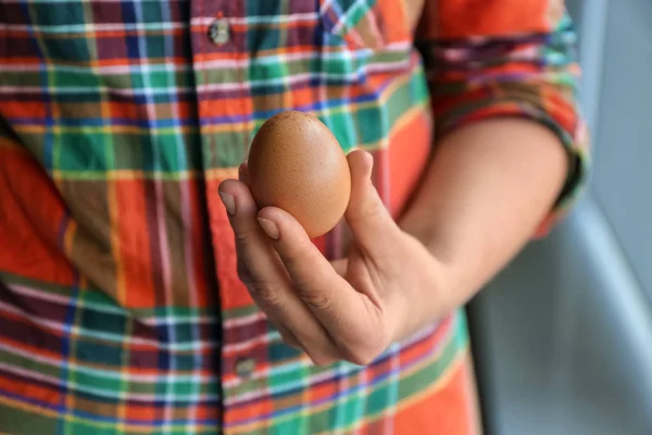 Woman Holding Brown Chicken Egg Closeup — Stock Photo, Image