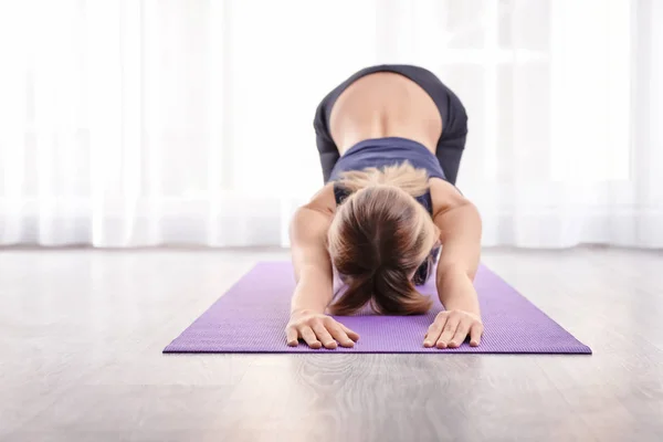 Jonge Vrouw Die Yoga Binnen Oefent — Stockfoto