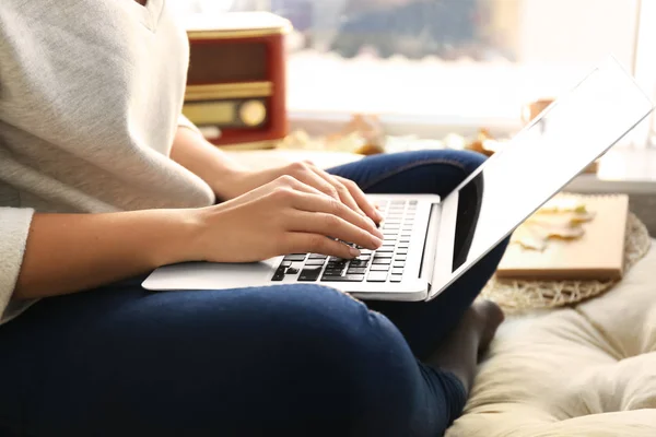 Mujer Usando Portátil Casa Primer Plano — Foto de Stock