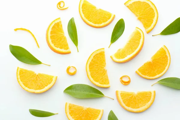 Rodajas Sabrosa Naranja Madura Sobre Fondo Blanco —  Fotos de Stock