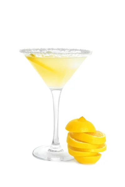白い背景の上の夏カクテルとスライスしたレモンとガラス — ストック写真