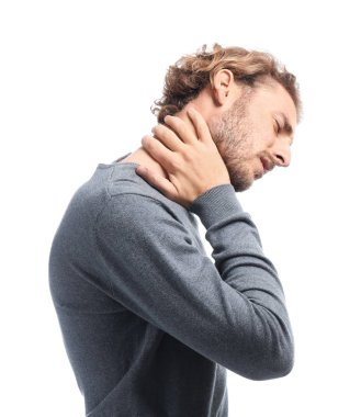 Genç adam beyaz arka plan üzerinde boyun ağrısı muzdarip