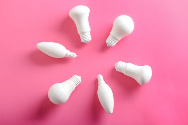 Renk arka plan üzerinde farklı Işık Ampüller