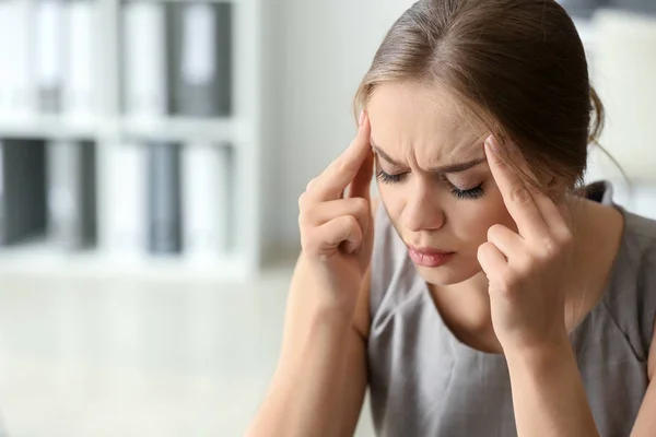 Jonge Vrouw Met Hoofdpijn Kantoor — Stockfoto