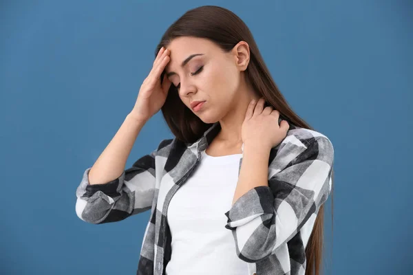 Vrouw Lijden Aan Hoofdpijn Kleur Achtergrond — Stockfoto