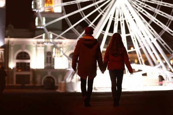 爱年轻夫妇在浪漫的约会在摩天轮附近在晚上 — 图库照片