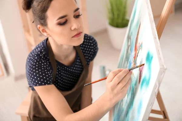 Female Artist Painting Picture Workshop — Stock Photo, Image