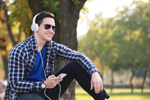 年轻人听音乐在公园 — 图库照片