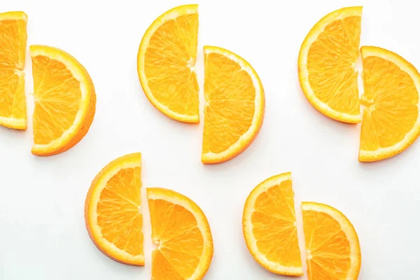 在白色背景的美味成熟的橙色片断 — 图库照片