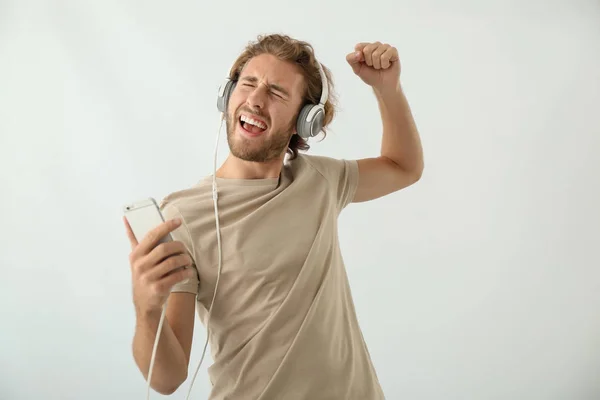 Beau Homme Écoutant Musique Sur Fond Clair — Photo