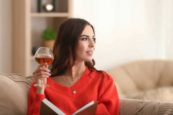 Bella Giovane Donna Che Beve Vino Legge Libro Casa — Foto Stock