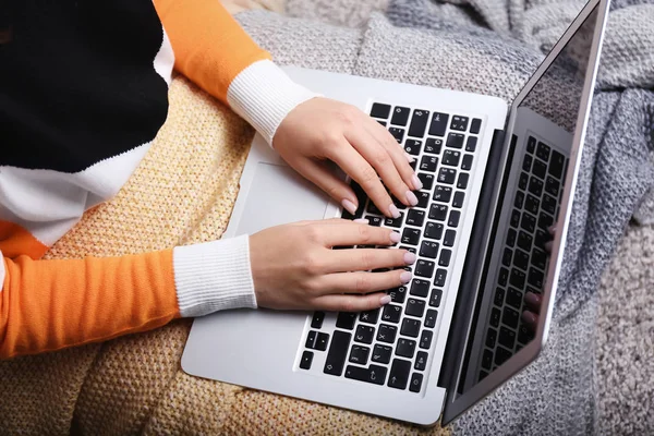 Woman Using Laptop Home — Stock Photo, Image