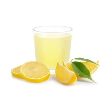 Cam ve beyaz zemin üzerine dilimlenmiş Narenciye meyve taze limonata