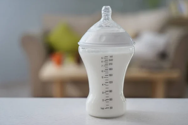 Botella Leche Para Bebé Mesa Ligera Interior —  Fotos de Stock