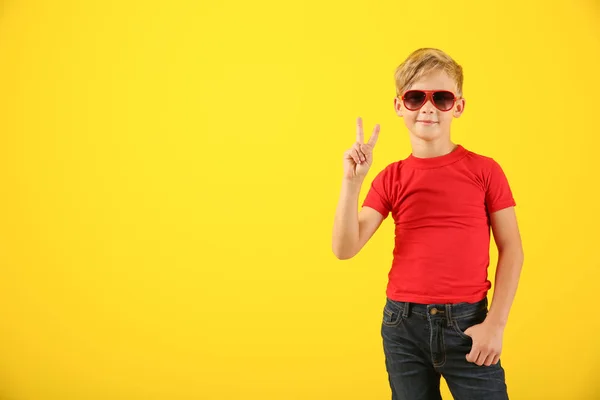 Carino Ragazzo Shirt Mostrando Vittoria Gesto Colore Sfondo — Foto Stock