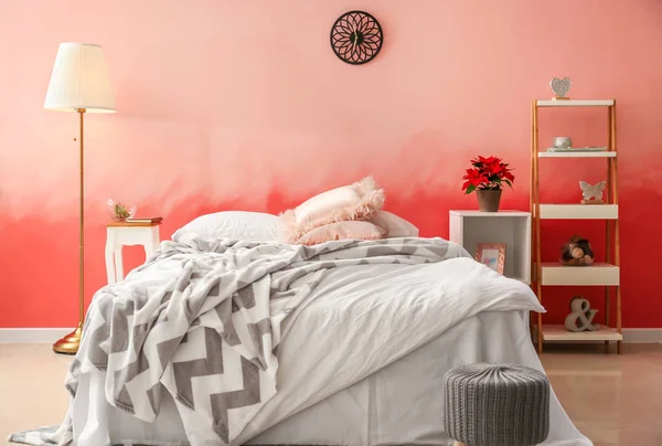 Intérieur Chambre Avec Lit Confortable Près Mur Rose — Photo