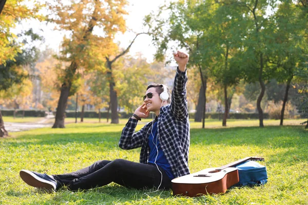 Young Man Listening Music Park — Stock Photo, Image