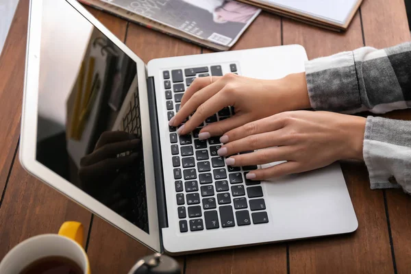 Woman Using Laptop Wooden Table — Stock Photo, Image