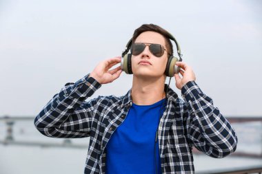 Delikanlı Nehri yakınında müzik dinlemek