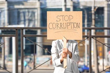 Afiş metin durdurmak bozulması ile açık havada tutan kadın