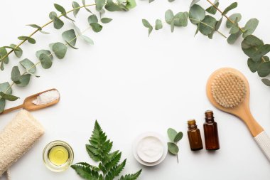 Kozmetik ve okaliptüs dalları beyaz arka plan üzerinde kompozisyonu