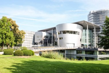 Dresden, Almanya - 19 Eylül 2018: Volkswagen şeffaf fabrika