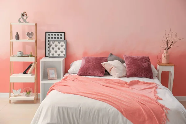 Интерьер Комнаты Удобной Кроватью Рядом Розовой Стеной — стоковое фото