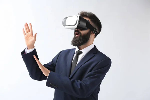 Geschäftsmann Trägt Virtual Reality Brille Auf Hellem Hintergrund — Stockfoto