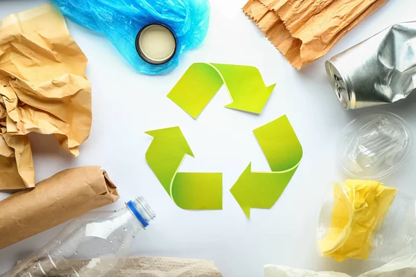 Verschiedenen Müll Mit Dem Symbol Des Recyclings Auf Weißem Hintergrund — Stockfoto