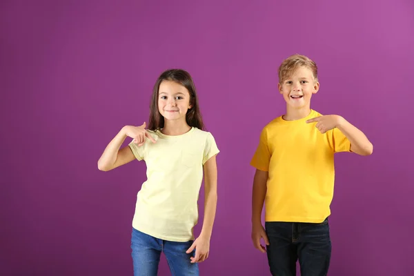 Słodkie Dzieci Koszulkach Kolor Tła — Zdjęcie stockowe