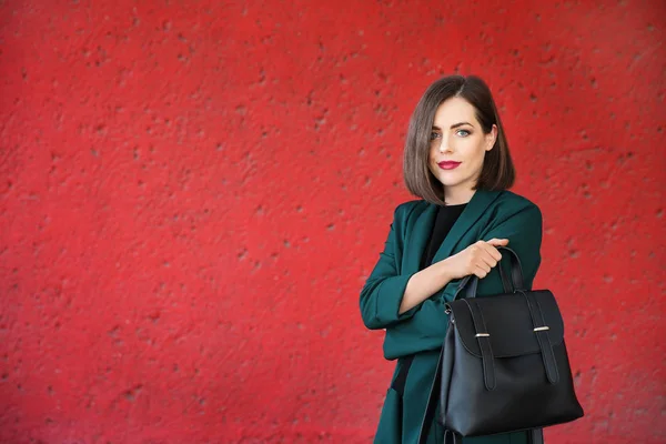 Красивая Модная Женщина Возле Красной Стены — стоковое фото