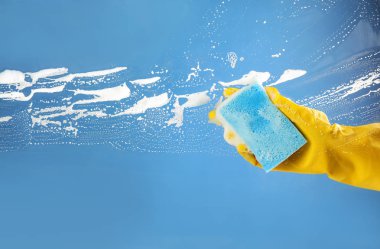 Kadın temizlik cam sünger ile