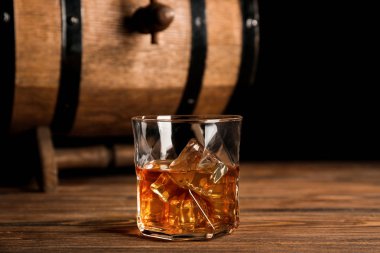 Bardak viski varil üzerinde ahşap masa yakın