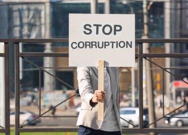 Afiş metin durdurmak bozulması ile açık havada tutan kadın