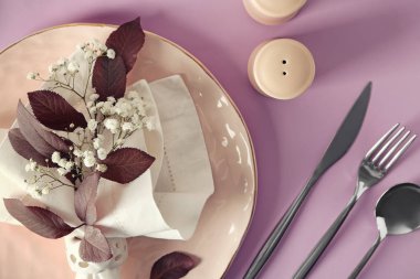Şık sofra pembe plaka ve gümüş çatal bıçak takımı