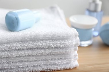 Masada kapalı beyaz terry havlu katlanmış