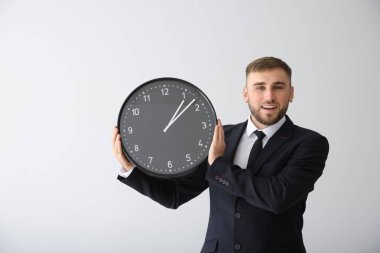 Açık renkli saati ile işadamı