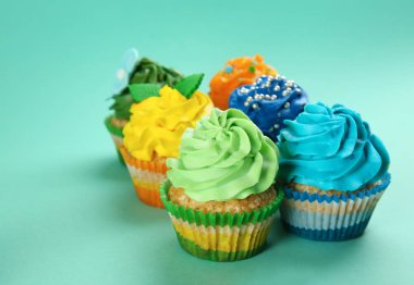 Renkli arka planda lezzetli kekler